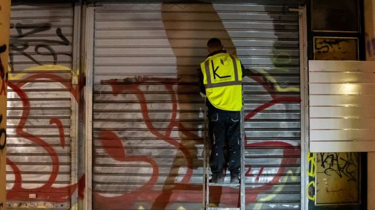 Δήμος Αθηναίων: Εορταστική επιχείρηση αντι-γκράφιτι στο κέντρο - Φωτογραφίες πριν και μετά