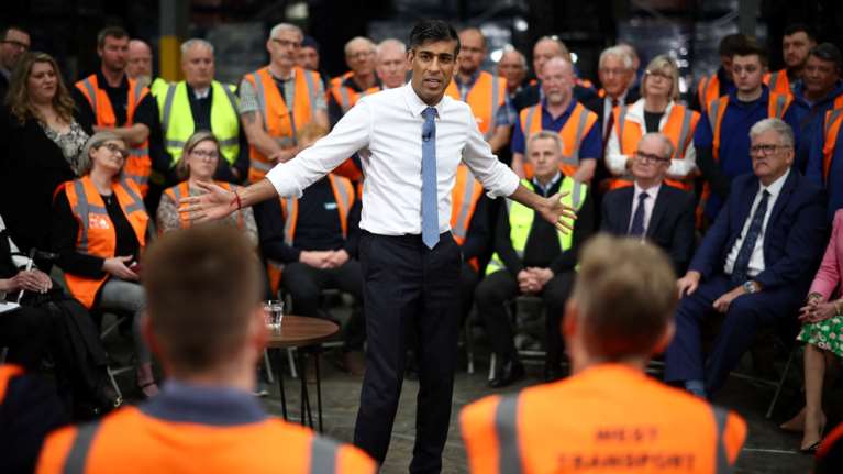 Μ. Βρετανία: Γιατί ο Ρίσι Σούνακ αποφάσισε πρόωρες εκλογές, ενώ οι Εργατικοί σαρώνουν στις δημοσκοπήσεις