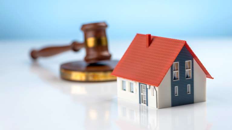 Πλειστηριασμοί: Βαρύ σφυρί για τον ιδιοκτήτη των Εκδόσεων &quot;Κέδρος&quot; και για ξενοδοχείο στην Καλαμάτα