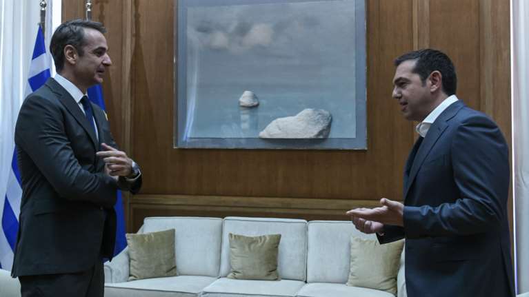 Όποιος κερδίσει το κέντρο, κερδίζει και τις εκλογές - Τα &quot;όπλα&quot; ΝΔ και ΣΥΡΙΖΑ