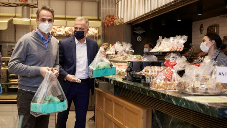 Η βόλτα Μητσοτάκη στην Θεσσαλονίκη: Τσουρέκι από τον Τερκενλή και φανέλα με το όνομά του [εικόνες]