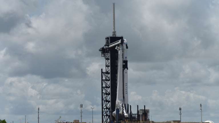 Έτοιμη να κατακτήσει το διάστημα η SpaceX - Δείτε live την εκτόξευση