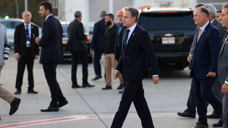 Πόλεμος στη Γάζα: Ο Άντονι Μπλίνκεν έφτασε στο Ισραήλ για επαφές - Την Τρίτη θα μεταβεί στην Αίγυπτο