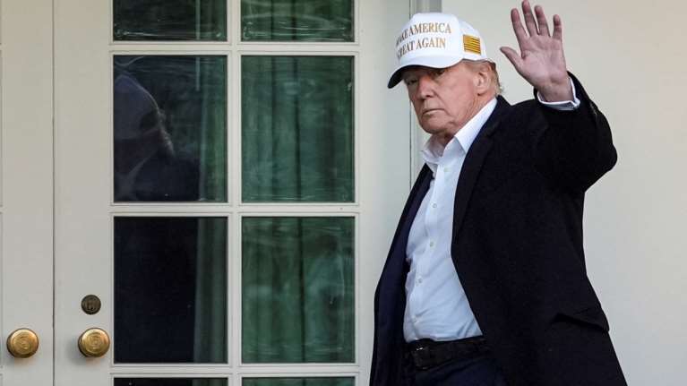 Ο Τραμπ ξαναχτυπά: Απειλεί με δασμούς 50% την ΕΕ από την 1η Ιουνίου - &quot;Οι συζητήσεις μαζί τους δεν οδηγούν πουθενά&quot;