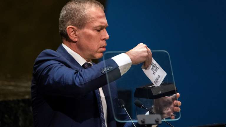 ΟΗΕ: Η Γενική Συνέλευση στηρίζει την ένταξη των Παλαιστινίων - Κατέστρεψε τον Χάρτη ο πρεσβευτής του Ισραήλ [Βίντεο]