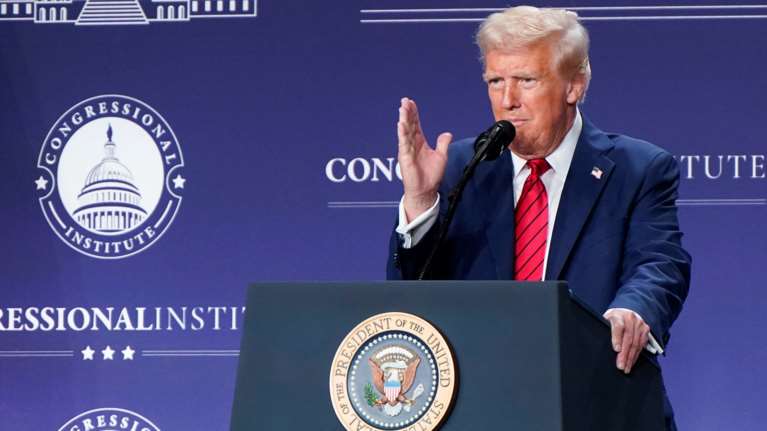 Νέα διατάγματα Τραμπ: Διώχνει τα τρανς άτομα από τον στρατό και επαναφέρει τους αντιεμβολιαστές