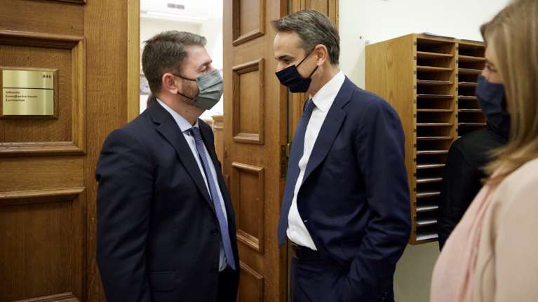 Εκλογική πίεση κυβέρνησης σε ΚΙΝΑΛ για ενδεχόμενη συνεργασία - Οι αιχμές για... ΣΥΡΙΖΑ και η απάντηση Ανδρουλάκη