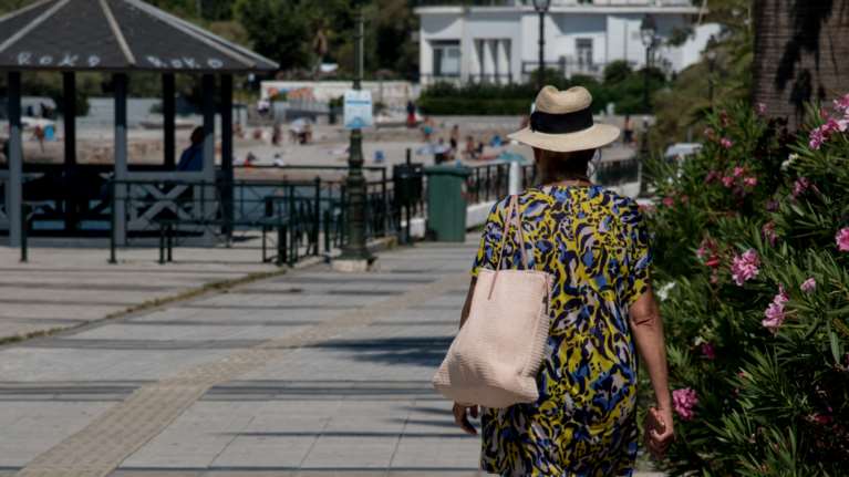 Καιρός: Νέο κύμα καύσωνα από την Τετάρτη- Επιμένουν οι υψηλές θερμοκρασίες και η σκόνη [χάρτες - βίντεο]