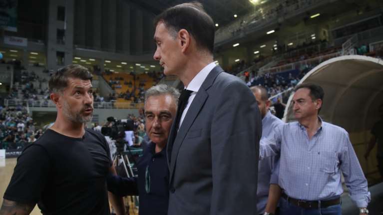 ΠΑΟ - Ολυμπιακός: Επίθεση στον Μπαρτζώκα και γιαούρτια κατήγγειλαν οι &quot;ερυθρόλευκοι&quot;