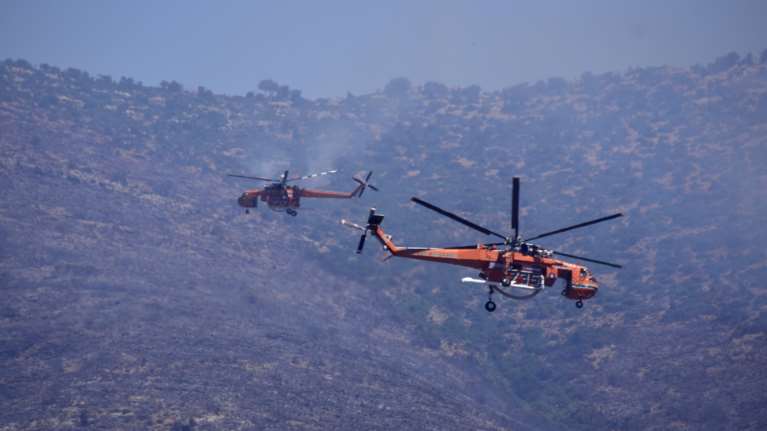 Σε εξέλιξη για τρίτη μέρα η φωτιά που καίει στα Πιέρια Όρη - Επιχειρούν 131 πυροσβέστες και εναέρια μέσα