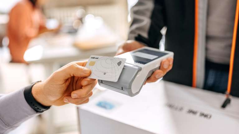 Τέλος χρόνου για διασύνδεση ταμειακών με τα POS - Για ποιους έρχονται πρόστιμα