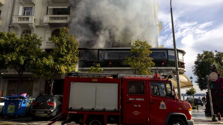 Θεσσαλονίκη: Φωτιά σε κατάστημα εστίασης στη Λεωφόρο Νίκης - Απεγκλωβίστηκαν ηλικιωμένοι και κατοικίδια