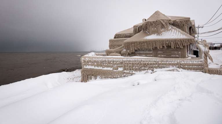 Κακοκαιρία Elliott στις ΗΠΑ: Το meteo εξηγεί - Πόσο χιόνι έπεσε και πώς επηρεάστηκε ο καιρός στην Ευρώπη