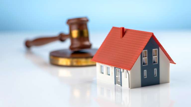 Πλειστηριασμοί: Tα &quot;επώνυμα&quot; σφυριά που θα χτυπήσουν τον Σεπτέμβριο - Κοντομηνάς, Τσοχατζόπουλος, Λαϊνόπουλος