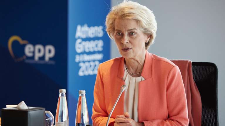 Ευρωκοινοβούλιο: Εξηγήσεις από την ντερ Λάιεν για τη σύμβαση με τη Pfizer ζητά η επιτροπή covid - Στο στόχαστρο και ο Μπουρλά