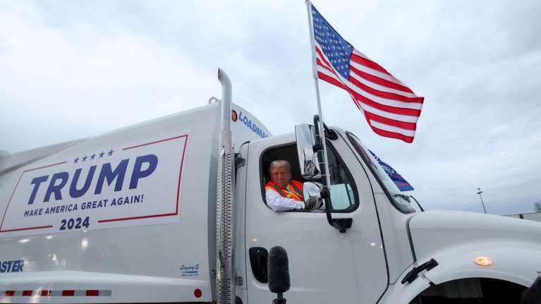 Ο Τραμπ ντύθηκε... σκουπιδιάρης και ανέβηκε σε απορριμματοφόρο - Μετά την γκάφα Μπάιντεν με τα "σκουπίδια" [εικόνες]