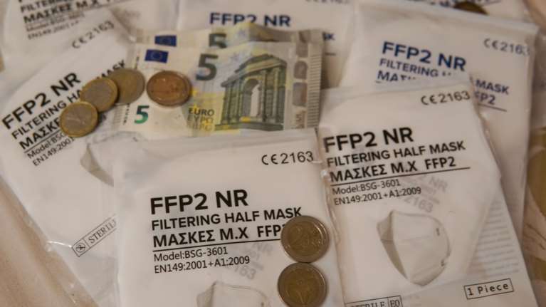 Πόσο κοστίζουν οι μάσκες ΚΝ-95 και FFP2 - Πού εντοπίσαμε τις πιο φθηνές