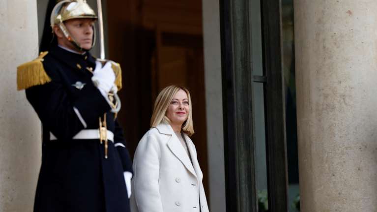 Η Μελόνι σπάει το ενιαίο ευρωπαϊκό μέτωπο: Συμφωνεί με τον Βανς, παρά το ύφος του και διαφωνεί με τη Σύνοδο στο Παρίσι