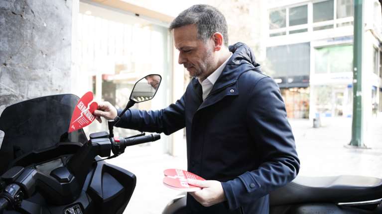 Ο Χάρης Δούκας άφησε ραγισμένες καρδούλες σε παράνομα παρκαρισμένα οχήματα για τον Άγιο Βαλεντίνο - &quot;Δεν μ&#39; αγαπάς&quot;