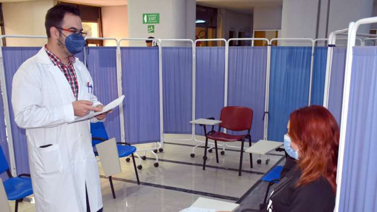 Εμβόλια κορονοϊού και γρίπης: Ο Μαγιορκίνης διευκρινίζει αν μπορούν να γίνουν την ίδια ημέρα