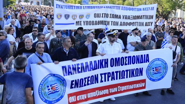 Διαμαρτυρία των ενστόλων έξω από τη Βουλή για το πολυνομοσχέδιο του υπουργείου Άμυνας [εικόνες - βίντεο]
