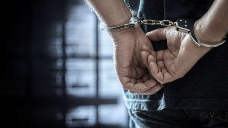 Θεσσαλονίκη: Χειροπέδες σε συνδικαλιστή αστυνομικό για παράνομη διακίνηση μεταναστών- Τον συνέλαβαν στο αεροδρόμιο