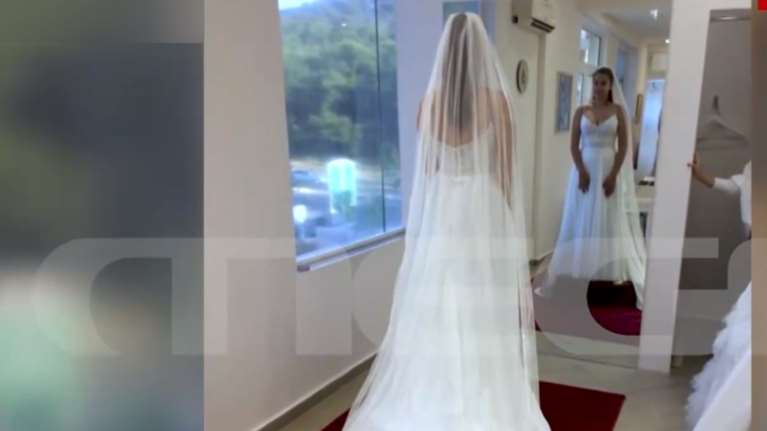 Γλυκά Νερά - Αποκάλυψη: Η πρόβα νυφικού της Καρολάιν -  "Δεν την άφηνε λεπτό μόνη" λέει η σχεδιάστρια (Βίντεο)