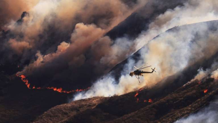 ΗΠΑ: Πάνω από εκατό σπίτια έγιναν παρανάλωμα του πυρός στην Καλιφόρνια - Χιλιάδες απομακρύνθηκαν [εικόνες - βίντεο]