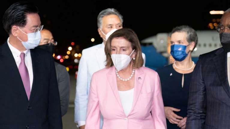 Πολεμικό κλίμα στην Ταϊβάν: Η επίσκεψη της Πελόζι εξόργισε την Κίνα - Ξεκινούν στρατιωτικές επιχειρήσεις