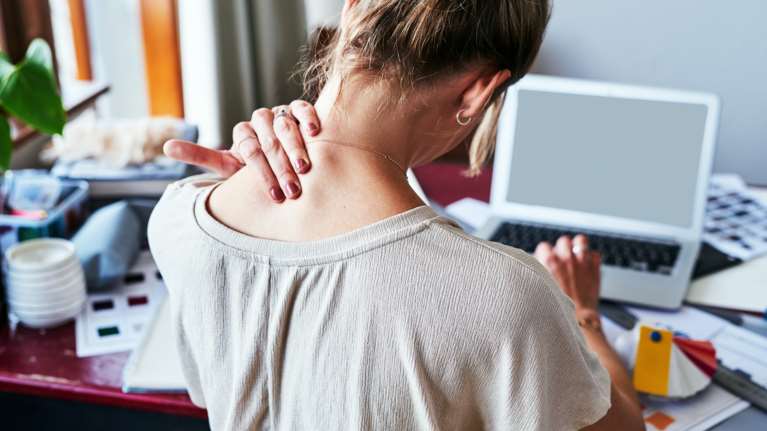 Ευθειασμός του αυχένα: Σχεδόν 4 στους 10 ταλαιπωρούνται από πόνους - Τα συμπτώματα και η αντιμετώπιση