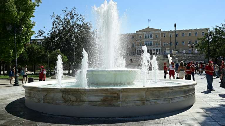 Επαναλειτουργεί το εμβληματικό σιντριβάνι της πλατείας Συντάγματος - Συντηρήθηκε μετά από 153 χρόνια [βίντεο]