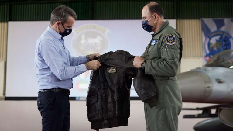 Κυριάκος Μητσοτάκης: Το δερμάτινο μπουφάν με το όνομά του, δώρο από τον Αρχηγό της Αεροπορίας [Εικόνες]