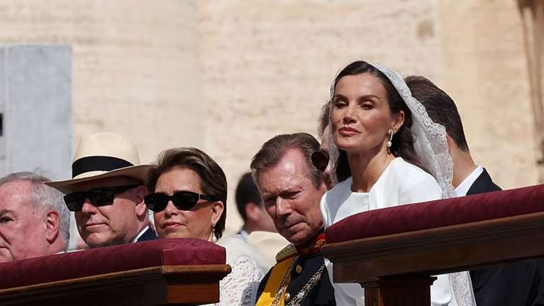 Privilège du blanc: Γιατί η Βασίλισσα Λετίσια είχε το προνόμιο να ντυθεί στα λευκά στην ενθρόνιση του Πάπα Λέοντα ΙΔ&#39;