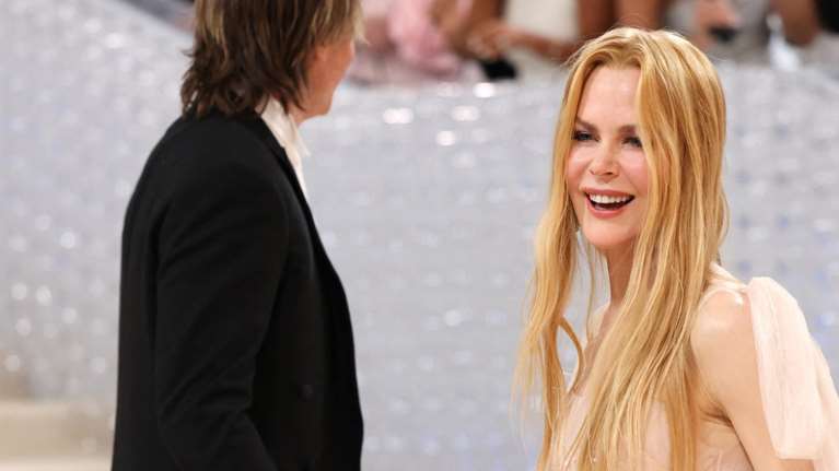 Εκθαμβωτική η Νικόλ Κίντμαν στο Met Gala με δημιουργία Λάγκερφερλντ - Το φόρεμα με φτερά στρουθοκάμηλου [εικόνες]