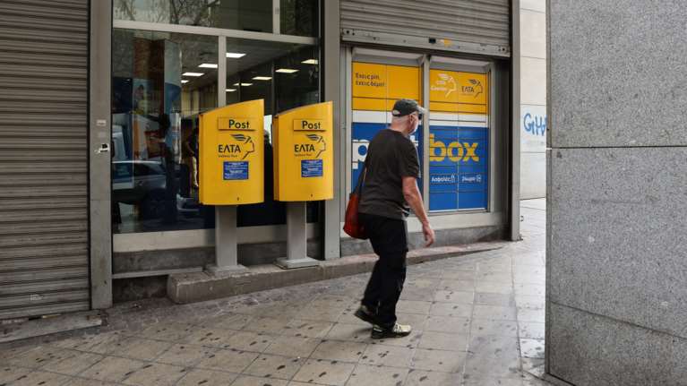 ΕΛΤΑ: Σφραγίζονται 38 καταστήματα στην Αττική - Χωρίς δουλειά συμβασιούχοι 17 ετών, λέει ο πρόεδρος του σωματείου