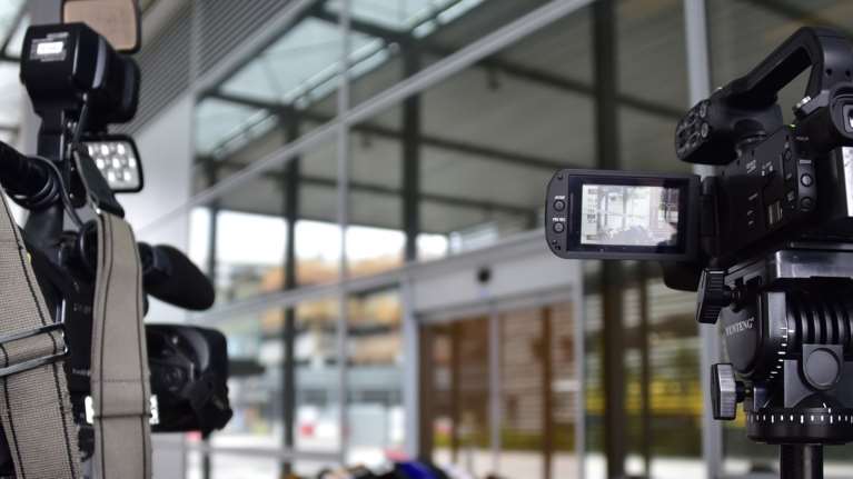 Η πρώτη "βόμβα" στα ΜΜΕ: Σάλος από καταγγελία για απόπειρα βιασμού από γνωστό δημοσιογράφο και τηλεπαρουσιαστή