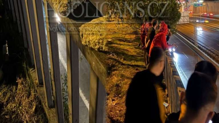 Ενέδρα των οπαδών της Γαλατασαράι: Περίμεναν τα πούλμαν των οπαδών του ΠΑΟΚ για να πετάξουν πέτρες [εικόνες]