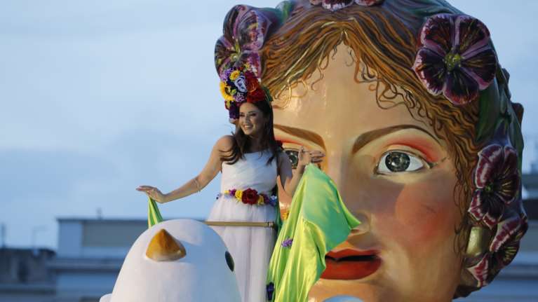 Καρναβάλι της Πάτρας: Πάρτι μέχρι πρωίας ύστερα από τρία χρόνια πανδημίας [εικόνες - βίντεο]