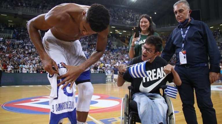 Τεράστιος Γιάννης Αντετοκούνμπο: Χάρισε τη φανέλα του σε παιδί με ειδικές ανάγκες [Εικόνες, βίντεο]