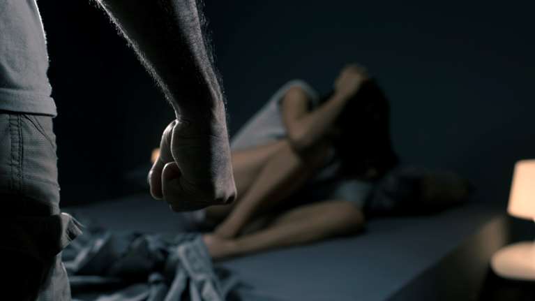 Σοκ στην Κυψέλη: Πατέρας και αδερφός κλείδωσαν 22χρονη στο υπόγειο επειδή δεν ήθελαν τον σύντροφό της