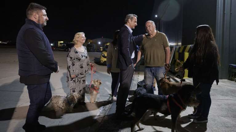 Σουδάν: Στην Ελευσίνα το C-130 με 39 απεγκλωβισμένους - Δίπλα τους ο Κυριάκος Μητσοτάκης [Εικόνες]