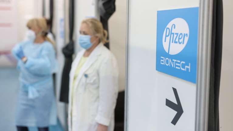 Συναγερμός για πιθανή &quot;φάμπρικα&quot; εικονικών εμβολιασμών - Πληρώνουν ναρκομανείς 25 ευρώ για να κάνουν το εμβόλιο