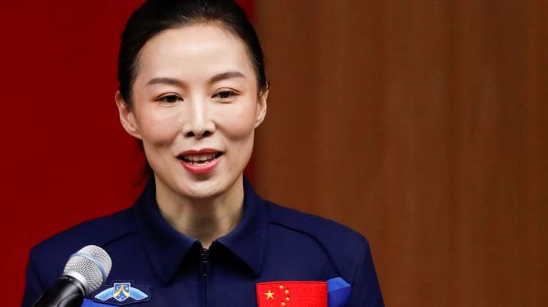 Γουάνγκ Γιαπίνγκ: Αυτή είναι  η πρώτη Κινέζα που περπάτησε στο διάστημα