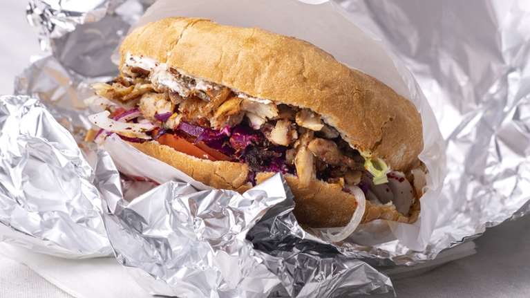 Πάτρα: Δεν πίστευε στα μάτια του όταν είδε την απόδειξη - Πλήρωσε το σάντουιτς σε τιμή… αστακού