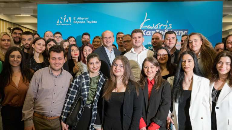 Με έντονη παρουσία της νεολαίας η συγκέντρωση του Κωστή Χατζηδάκη στην Αθήνα [εικόνες]