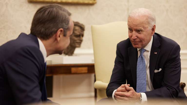 Μπαϊντενόπουλος ή... Μπαϊντενάκης: Η γλαφυρή συζήτηση Μητσοτάκη με τον Αμερικανό πρόεδρο