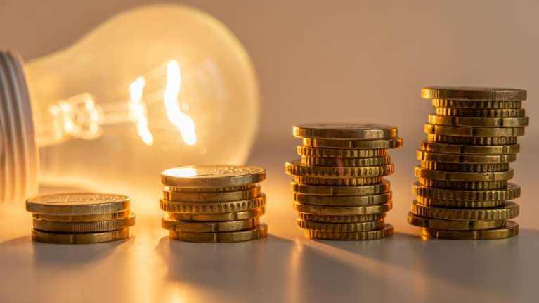 Καλάθι της Ενέργειας: Σε εφαρμογή από σήμερα - Μεσοσταθμική μείωση 7% στις τιμές Μαρτίου- Απριλίου