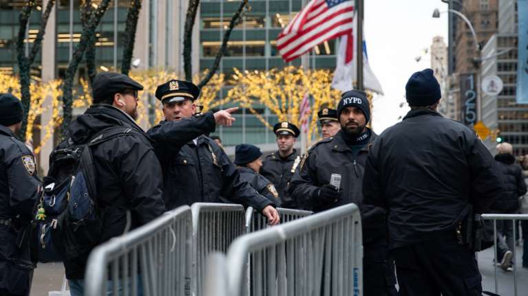 Θρίλερ με νεκρά δίδυμα 5 χρόνων στο Μπρονξ: Η μητέρα τους βγήκε από το μπάνιο και τα βρήκε παγωμένα στο πάτωμα