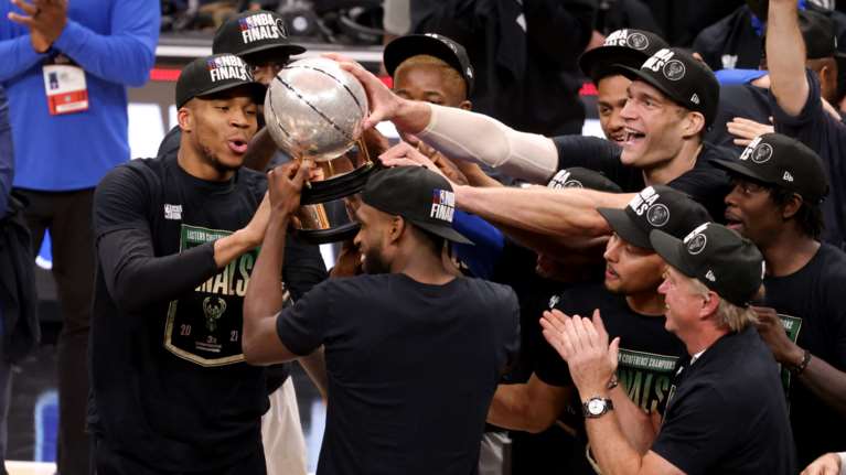 ΝΒΑ: Στους τελικούς για πρώτη φορά ο Γιάννης Αντετοκούνμπο - Οι Μπακς 4-2 τους Χοκς [Βίντεο]