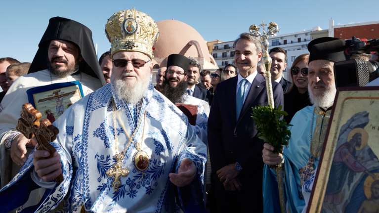 Θεοφάνεια 2025: Πού θα γιορτάσουν τα Φώτα οι πολιτικοί αρχηγοί